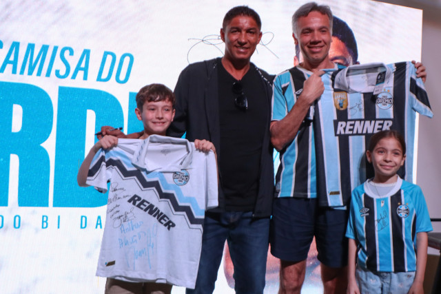 Torcedores garantem camisa e conhecem o ídolo Jardel na GrêmioMania Megastore.